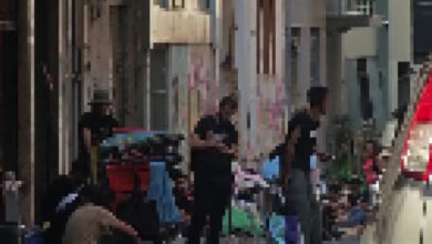 Αυτοψία-στην-πιάτσα-τοξικομανών-της-Ιεροθέου-στην-«καρδιά»-της-Αθήνας:-«Βάλαμε-συρματοπλέγματα-λες-και-είμαστε-φυλακή»