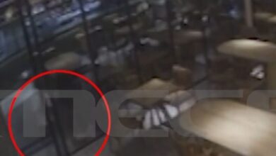 Πάτρα:-Βίντεο-ντοκουμέντο-με-8χρονους-διαρρήκτες-να-τρυπώνουν-σε-καφέ-και-να-αρπάζουν-τις-εισπράξεις