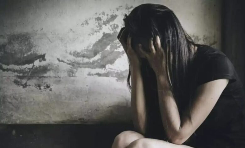 Πάτρα:-Ανήλικες-έβαλαν-13χρονη-να-τους-ζητήσει-συγγνώμη-και-να-τους-φιλήσει-τα-πόδια-–-Το-κατέγραψαν-σε-βίντεο