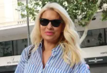 Ελένη-Μενεγάκη:-Η-συνάντηση-με-ρεπόρτερ-στο-αεροδρόμιο-ενώ-μιλούσε-στο-τηλέφωνο-–-«Αγάπη-μου-σε-κλείνω»