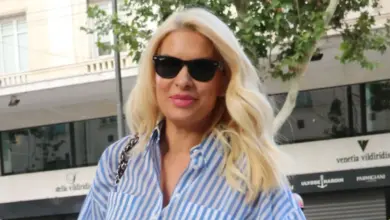 Ελένη-Μενεγάκη:-Η-συνάντηση-με-ρεπόρτερ-στο-αεροδρόμιο-ενώ-μιλούσε-στο-τηλέφωνο-–-«Αγάπη-μου-σε-κλείνω»
