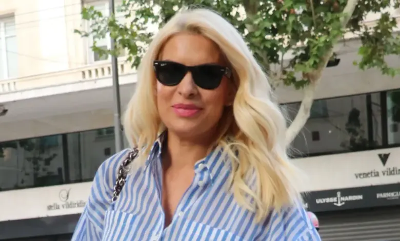 Ελένη-Μενεγάκη:-Η-συνάντηση-με-ρεπόρτερ-στο-αεροδρόμιο-ενώ-μιλούσε-στο-τηλέφωνο-–-«Αγάπη-μου-σε-κλείνω»