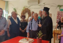 Ένας-παππούς-από-το-Ρέθυμνο-γιόρτασε-τα-100-του-χρόνια-–-Τα-3-κεράκια-στην-τούρτα-των-γενεθλίων-και-η-έκπληξη