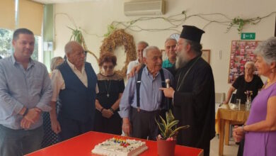 Ένας-παππούς-από-το-Ρέθυμνο-γιόρτασε-τα-100-του-χρόνια-–-Τα-3-κεράκια-στην-τούρτα-των-γενεθλίων-και-η-έκπληξη