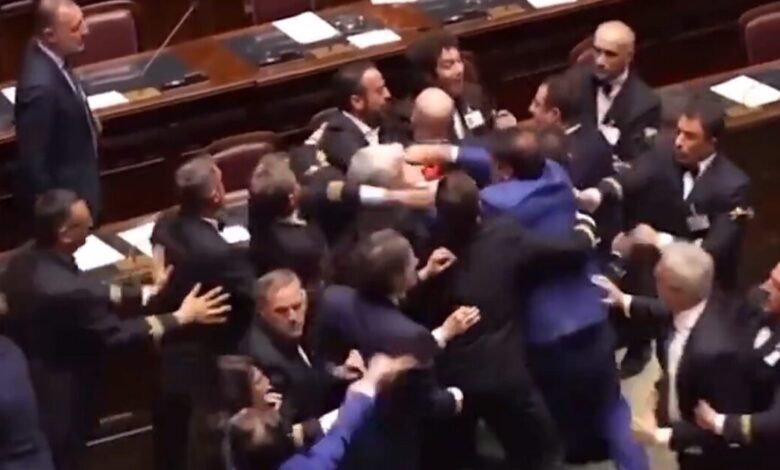 Ιταλία:-Ξύλο-ανάμεσα-σε-βουλευτές-μετά-από-ψηφοφορία-για-συνταγματική-μεταρρύθμιση