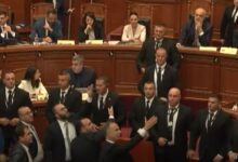 Αλβανία:-Χάος-στο-κοινοβούλιο-για-τη-Ντιέλα-–-Πετούσαν-το-Σύνταγμα-οι-βουλευτές-της-αντιπολίτευσης-λόγω-της-υπουργού-ai