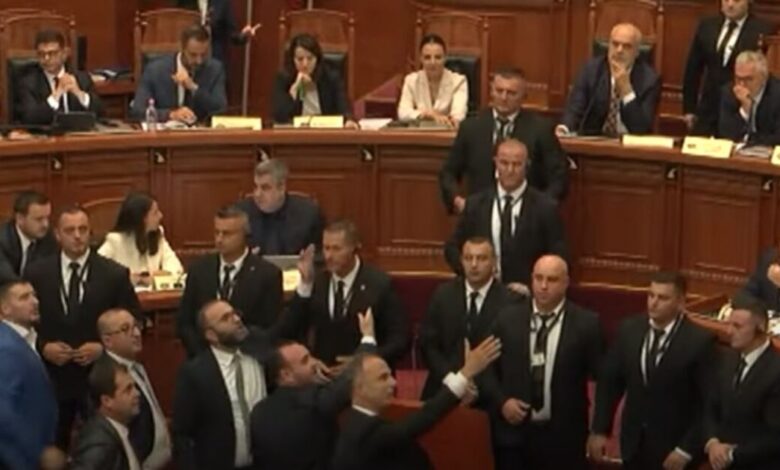 Αλβανία:-Χάος-στο-κοινοβούλιο-για-τη-Ντιέλα-–-Πετούσαν-το-Σύνταγμα-οι-βουλευτές-της-αντιπολίτευσης-λόγω-της-υπουργού-ai