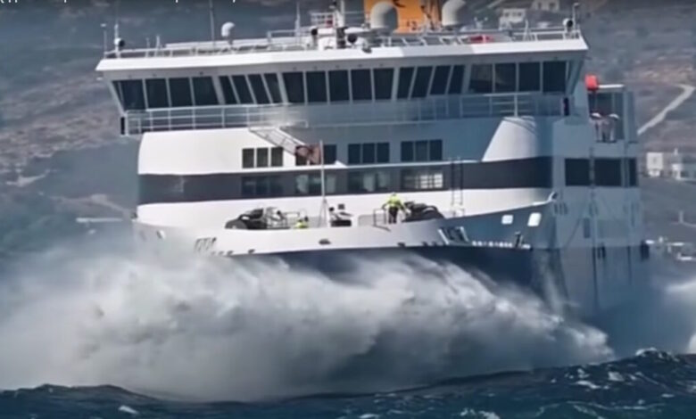 Καιρός:-Το-«blue-star-naxos»-δίνει-μάχη-με-τα-κύματα-εν-μέσω-απαγορευτικού-–-Εικόνες-που-κόβουν-την-ανάσα