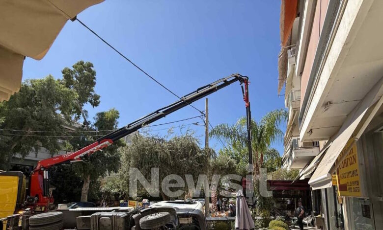 Γλυφάδα:-Γερανοφόρο-έπεσε-σε-καφετέρια-–-«Ζούμε-από-θαύμα»