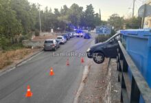 Λαμία:-Αυτοκίνητο-κρεμάστηκε-στο-κενό-στον-Άγιο-Λουκά-–-Απίστευτο-τροχαίο