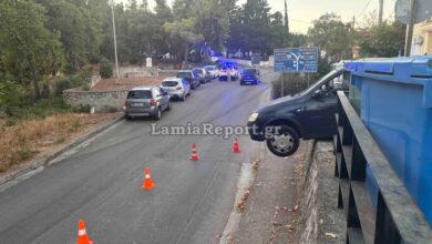 Λαμία:-Αυτοκίνητο-κρεμάστηκε-στο-κενό-στον-Άγιο-Λουκά-–-Απίστευτο-τροχαίο