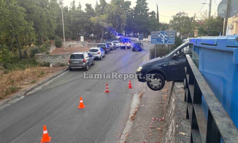 Λαμία:-Αυτοκίνητο-κρεμάστηκε-στο-κενό-στον-Άγιο-Λουκά-–-Απίστευτο-τροχαίο