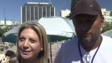 Η-Μαρία-Καρυστιανού-στο-πλευρό-του-Πάνου-Ρούτσι-στην-απεργία-πείνας:-«Δεν-ξέρουμε-τι-έχουμε-θάψει»