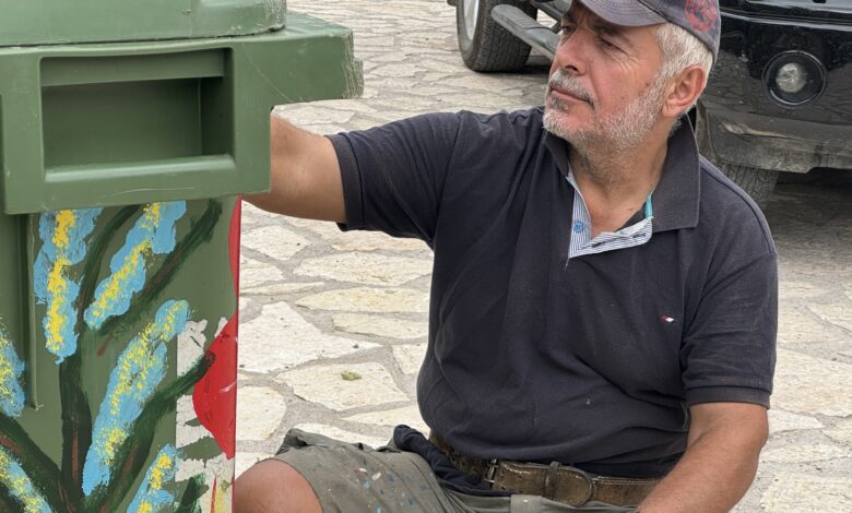 Ο-δάσκαλος-που-εξωραΐζει-τους-κάδους-στην-Πίνδο-συνομιλώντας-με-τη-φύση