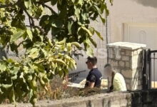 Βοιωτία:-Η-στιγμή-της-σύλληψης-της-62χρονης-Διευθύντριας-του-ΚΕΠ-που-έθαψε-τη-μητέρα-της-για-να-παίρνει-τη-σύνταξη