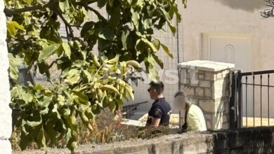 Βοιωτία:-Η-στιγμή-της-σύλληψης-της-62χρονης-Διευθύντριας-του-ΚΕΠ-που-έθαψε-τη-μητέρα-της-για-να-παίρνει-τη-σύνταξη