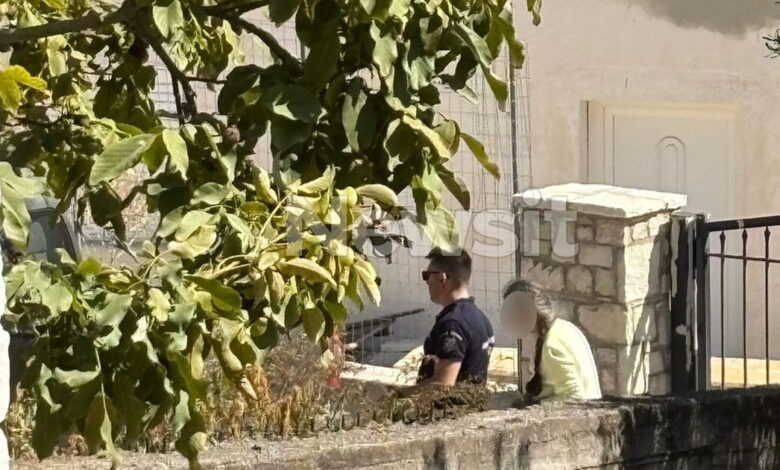 Βοιωτία:-Η-στιγμή-της-σύλληψης-της-62χρονης-Διευθύντριας-του-ΚΕΠ-που-έθαψε-τη-μητέρα-της-για-να-παίρνει-τη-σύνταξη