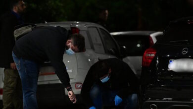 Πυροβολισμοί-στο-Παγκράτι:-Άνδρας-βρέθηκε-με-τραύμα-στην-κοιλιά-και-αιμόφυρτος-σε-είσοδο-πολυκατοικίας