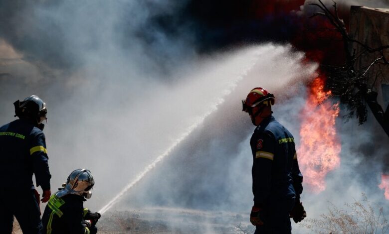 Φωτιά-σε-επιχείρηση-στον-Ασπρόπυργο:-Κινητοποιήθηκε-και-ειδική-ομάδα-χημικών