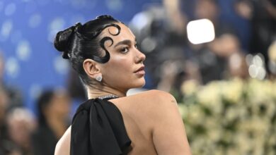 Η-dua-lipa-απέλυσε-τον-μανατζέρ-της-γιατί-απέκλεισε-το-ιρλανδικό-συγκρότημα-kneecap-από-το-φεστιβάλ-glastonbury-λόγω-Παλαιστινιακού