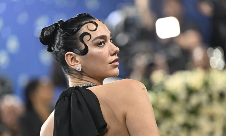Η-dua-lipa-απέλυσε-τον-μανατζέρ-της-γιατί-απέκλεισε-το-ιρλανδικό-συγκρότημα-kneecap-από-το-φεστιβάλ-glastonbury-λόγω-Παλαιστινιακού