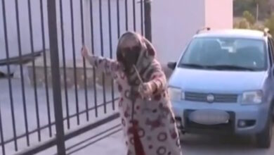 Βοιωτία:-«Η-62χρονη-διευθύντρια-μπορεί-να-μπερδεύτηκε-και-να-έθαψε-ζωντανή-τη-μητέρα-της»-–-Βίντεο-από-τη-στιγμή-που-φεύγει-από-το-σπίτι