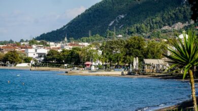 Καμένα-Βούρλα:-Απαγορεύτηκε-λόγω-μικροβίων-e.coli-και-εντερόκοκκου-η-κολύμβηση-στην-παραλία-του-Κάμπινγκ-του-ΕΟΤ