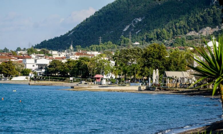 Καμένα-Βούρλα:-Απαγορεύτηκε-λόγω-μικροβίων-e.coli-και-εντερόκοκκου-η-κολύμβηση-στην-παραλία-του-Κάμπινγκ-του-ΕΟΤ