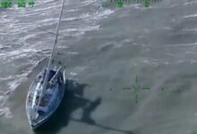 Βρετανία:-Η-δραματική-διάσωση-skipper-καθώς-το-σκάφος-του-«παλεύει»-με-θηριώδη-κύματα