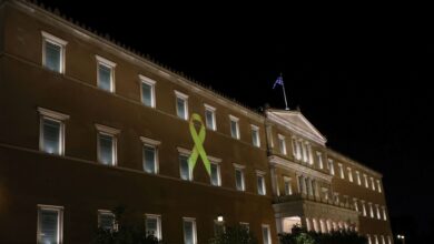 Το-σύμβολο-της-μάχης-κατά-του-παιδικού-και-εφηβικού-καρκίνου-«φώτισε»-τη-Βουλή