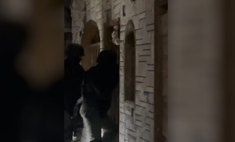 Αττική:-Βίντεο-από-επιχείρηση-του-ελληνικού-fbi-–-Τέσσερις-συλλήψεις