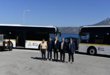Δωρεά-2-ηλεκτρικών-λεωφορείων-και-3-ηλεκτρικών-οχημάτων-στον-Δήμο-Κορινθίων-από-το-Βαρδινογιάννειο-Ίδρυμα-και-τη-motor-oil