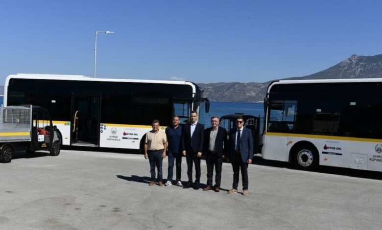 Δωρεά-2-ηλεκτρικών-λεωφορείων-και-3-ηλεκτρικών-οχημάτων-στον-Δήμο-Κορινθίων-από-το-Βαρδινογιάννειο-Ίδρυμα-και-τη-motor-oil