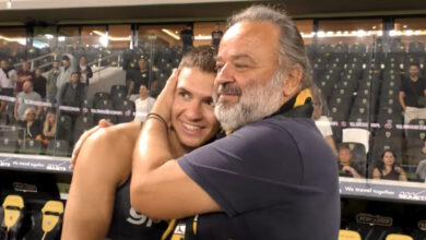 ΑΕΚ:-Η-αγκαλιά-του-Ηλιόπουλου-στον-mvp-Καλοσκάμη-και-η-όμορφη-κίνηση-του-Βίντα-στην-παρακάμερα-της-Ένωσης