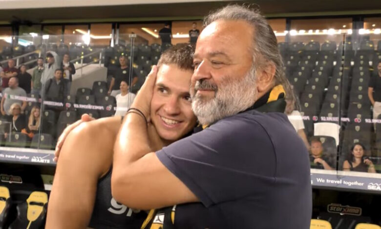 ΑΕΚ:-Η-αγκαλιά-του-Ηλιόπουλου-στον-mvp-Καλοσκάμη-και-η-όμορφη-κίνηση-του-Βίντα-στην-παρακάμερα-της-Ένωσης