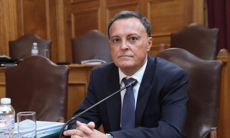 Μπαμπασίδης-κατά-Τυχεροπούλου-του-ΟΠΕΚΕΠΕ-–-«-Δεν-παρέδιδε-το-ερμάριο-με-τα-έγγραφα-των-έλεγχων,-το-ανοίξαμε-με-αλυσοπρίονο»