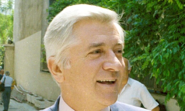 Παύλος-Μπακογιάννης:-Οι-αναρτήσεις-του-Κώστα-και-της-Ντόρας-Μπακογιάννη-για-τα-36-χρόνια-από-τη-δολοφονία-του-–-«Σαν-να-είναι-ακόμα-εδώ»
