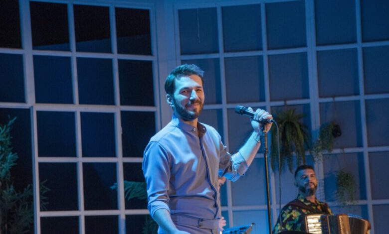 Θοδωρής-Βουτσικάκης:-Η-live-παρουσίαση-του-album-«Το-Πρώτο-Μου-Τριαντάφυλλο»-κάτω-από-τ’-αστέρια!