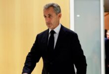 Ο-Σαρκοζί-στη-φυλακή:-Πώς-η-Μαρίν-Λε-Πεν-επιχειρεί-να-καρπωθεί-πολιτικά-την-απόλυτη-ταπείνωσή-του