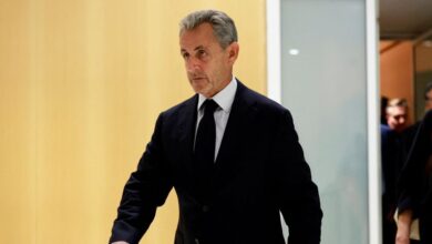 Ο-Σαρκοζί-στη-φυλακή:-Πώς-η-Μαρίν-Λε-Πεν-επιχειρεί-να-καρπωθεί-πολιτικά-την-απόλυτη-ταπείνωσή-του
