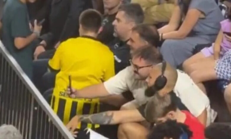 Μικρός-φίλος-της-ΑΕΚ-έβγαλε-selfie-με-τον-Γιώργο-Μπαρτζώκα-στη-Ρόδο