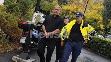 Βασίλης-Μπισμπίκης:-Η-στιγμή-που-οδηγείται-στην-Ευελπίδων-με-χειροπέδες