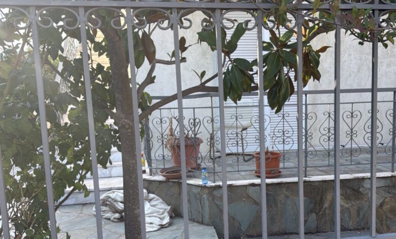 Άνοιξη:-Ο-ιδιοκτήτης-του-σπιτιού-ξυλοκόπησε-όλη-την-οικογένεια-επειδή-του-χρωστούσαν-τα-νοίκια-–-Έσπασε-το-πόδι-74χρονης