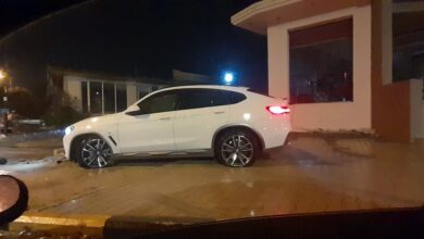 Τρίκαλα-–-Ατύχημα-στο-Δέλτα-Καλαμπάκας:-Τζιπ-έπεσε-πάνω-σε-σταθμευμένα-οχήματα