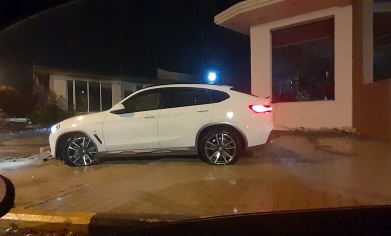 Τρίκαλα-–-Ατύχημα-στο-Δέλτα-Καλαμπάκας:-Τζιπ-έπεσε-πάνω-σε-σταθμευμένα-οχήματα