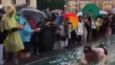 Παναθηναϊκός-–-Γκόου-Αχέντ-Ιγκλς:-Ολλανδοί-οπαδοί-έκαναν-τσουλήθρα-στο-Μοναστηράκι-πριν-το-ματς-για-το-europa-league