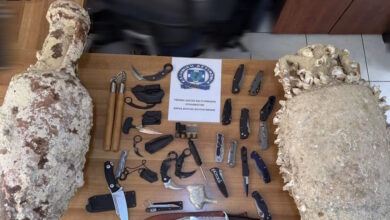 Βουλιαγμένη:-Μυστήριο-με-47χρονο-–-Βρέθηκαν-μαχαίρια-και-αρχαίοι-αμφορείς-στο-σπίτι-του
