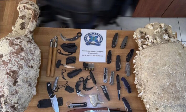 Βουλιαγμένη:-Μυστήριο-με-47χρονο-–-Βρέθηκαν-μαχαίρια-και-αρχαίοι-αμφορείς-στο-σπίτι-του
