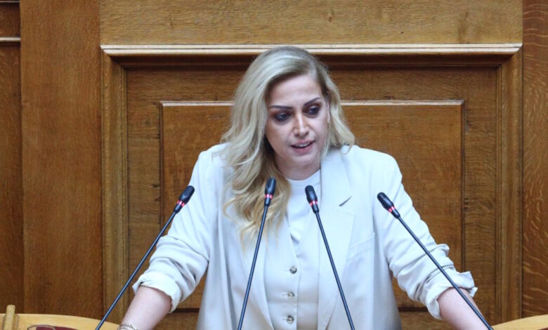 Ραλλία-Χρηστίδου-σε-Κώστα-Μπάρκα:-«Εάν-ξαναγελάσεις-θα-σου-σπάσω-τα-μούτρα»