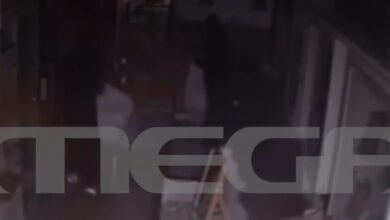 Αμαλιάδα:-Η-στιγμή-που-διαρρήκτες-εισβάλουν-σε-κοσμηματοπωλείο-–-Έκλεψαν-αντικείμενα-αξίας-άνω-των-150.000-ευρώ